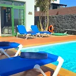 Casa Kerrie, Private And Communal Pools, Sunny Terrace, Air Conditioning Vakantiehuis Playa Blanca (Lanzarote)